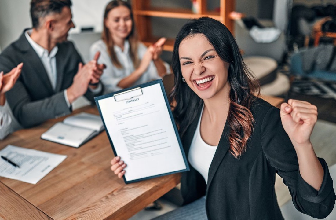 Profissional em ambiente corporativo representando crescimento e desenvolvimento de carreira